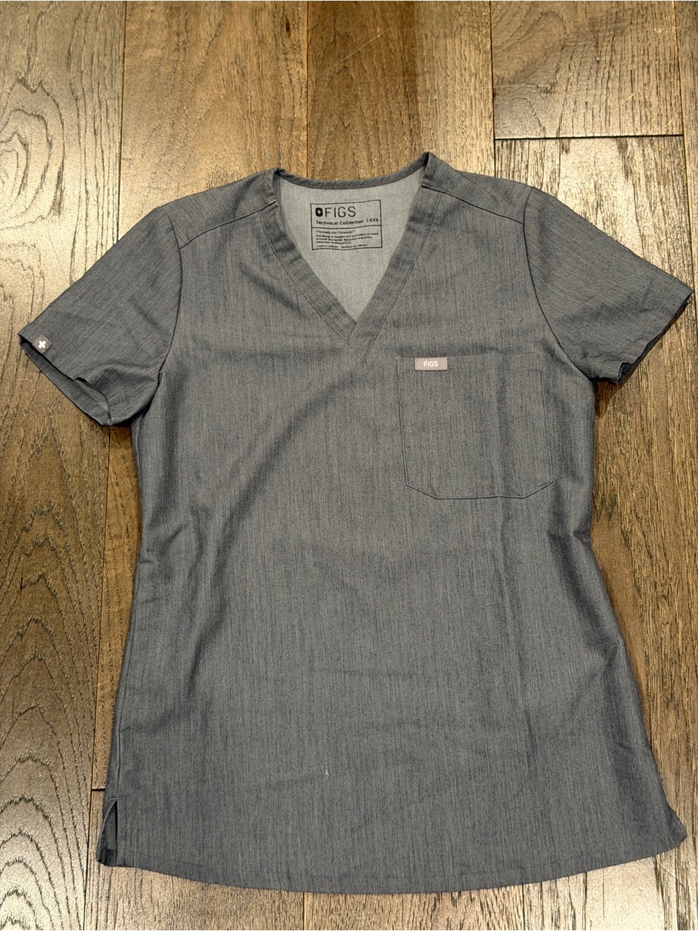 FIGS women’s Slate Gray V-Neck Short Sleeve Scrub set